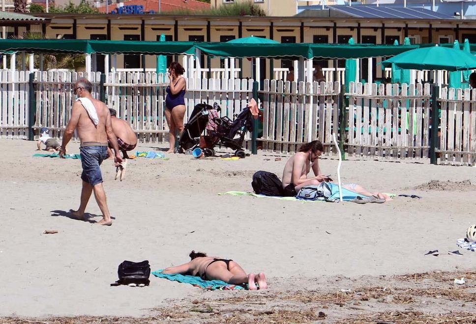 Bagnanti alla spiaggia libera vicino a piazza Bad Kissingen