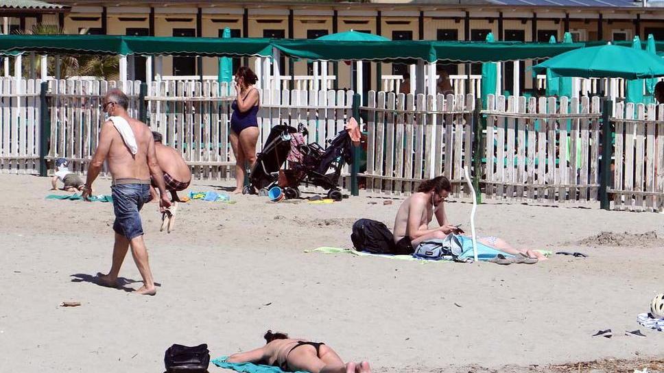Bagnanti alla spiaggia libera vicino a piazza Bad Kissingen