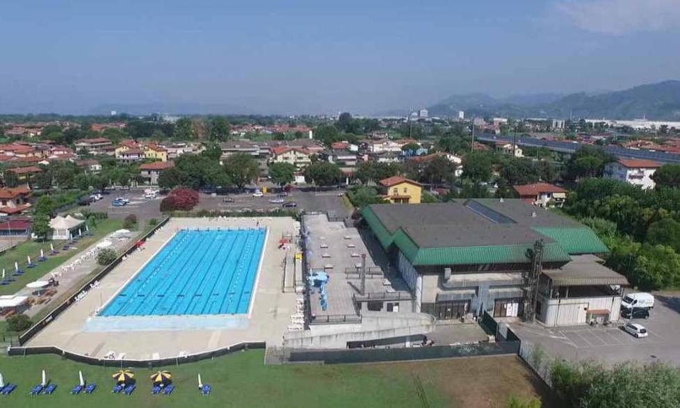La piscina è chiusa, i nuotatori emigrano al mare o in Versilia. Altre attività sospese 