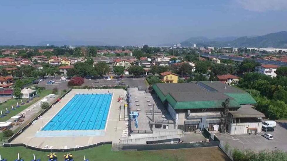 La piscina è chiusa, i nuotatori emigrano al mare o in Versilia. Altre attività sospese