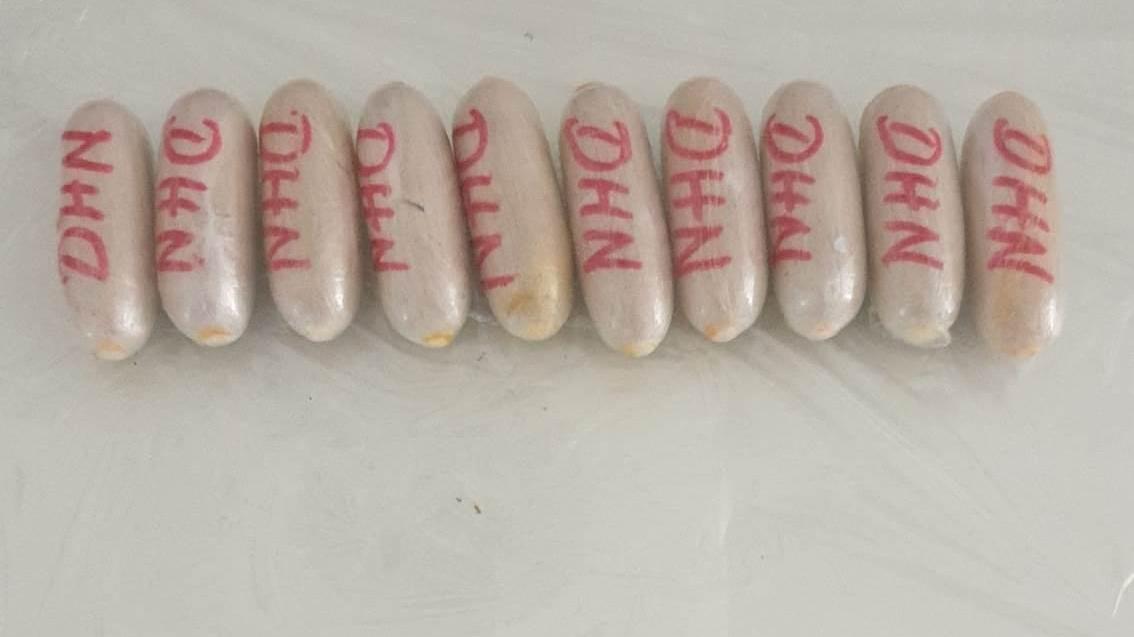 Gli ovuli di eroina sequestrati dalla polizia
