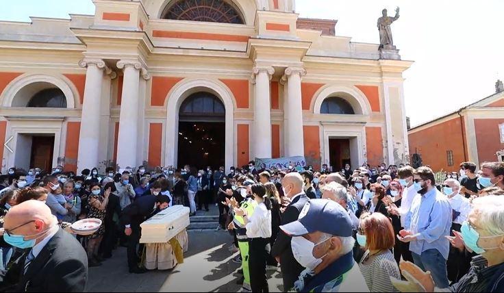 San Pietro in Casale, sorrisi e lacrime per l'addio a Lea