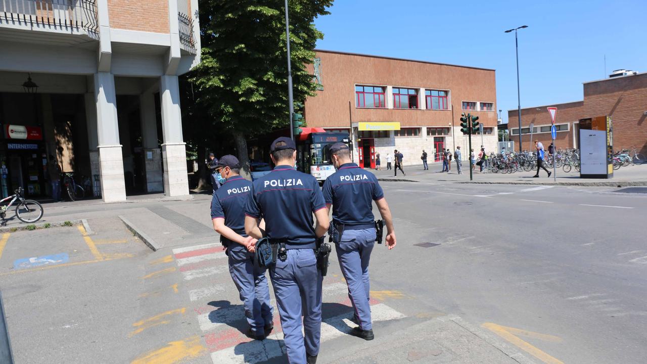Dopo due anni di soprusi e violenze i genitori denunciano il figlio 15enne: ora è in comunità