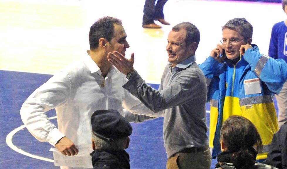 Maurizio Carrara si congratula con Paolo Moretti dopo una vittoria nel 2012 (Foto Gori)
