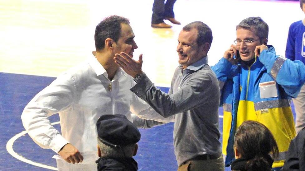 Maurizio Carrara si congratula con Paolo Moretti dopo una vittoria nel 2012 (Foto Gori)