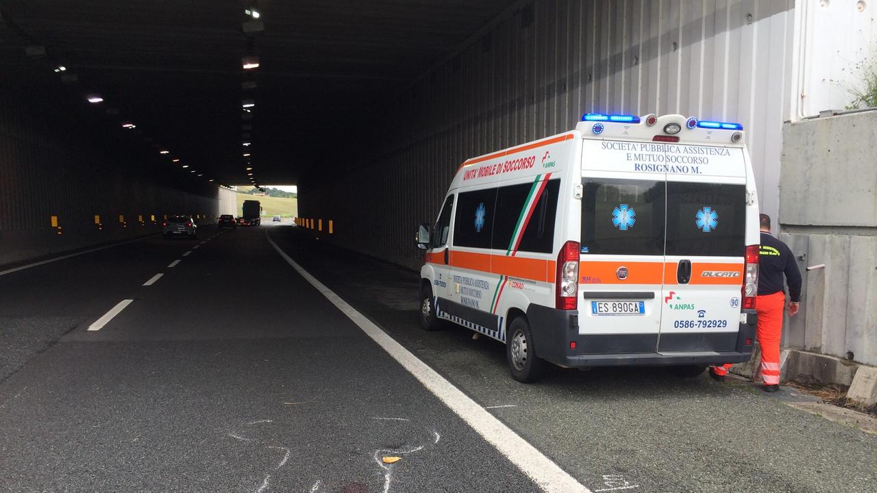 La sagoma disegnata dell'uomo a terra dopo i rilievi della polizia stradale (foto Michele Falorni/Silvi)