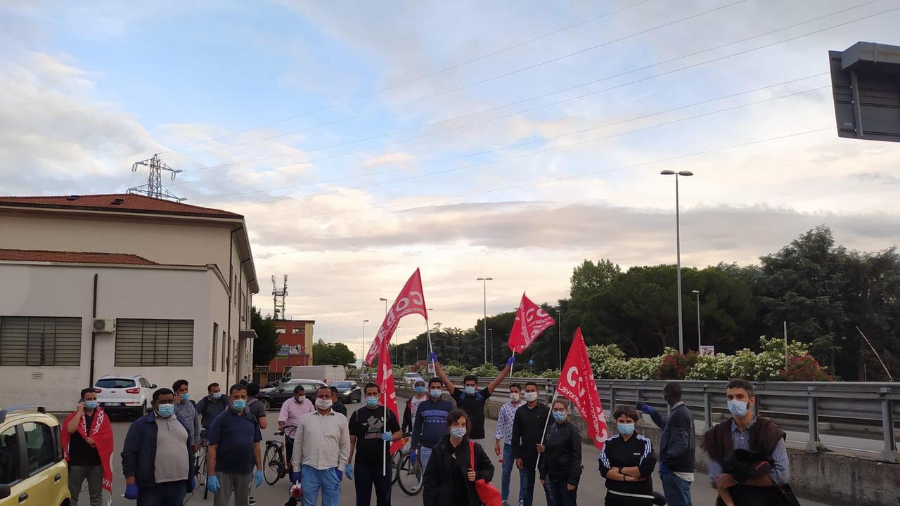 Il sit in di protesta davanti alla Tintoria Superlativa