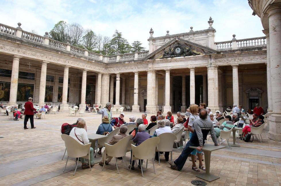 Turisti alle Terme Tettuccio
