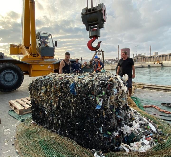 Una delle ecoballe finita nel sacco delle reti di un peschereccio e portata a terra