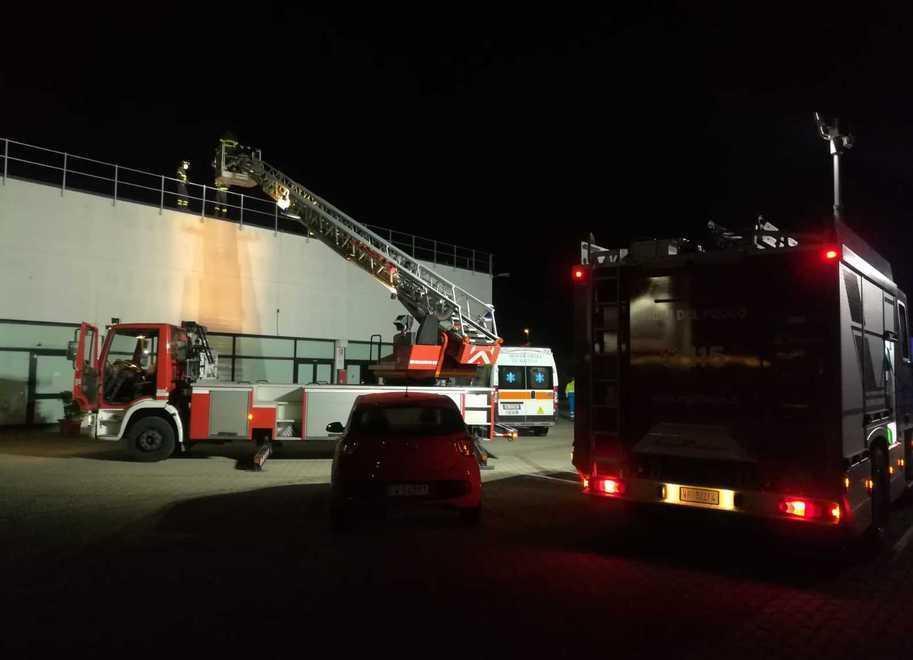 I vigili del fuoco fuori dal capannone
