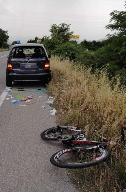 Sassuolo, tampona l’auto ferma, ciclista sbalzato di sella: è grave 