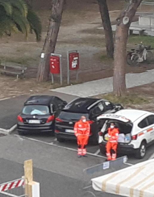 Prigionieri delle bancarelle del mercato Le difficili domeniche di via Genova 