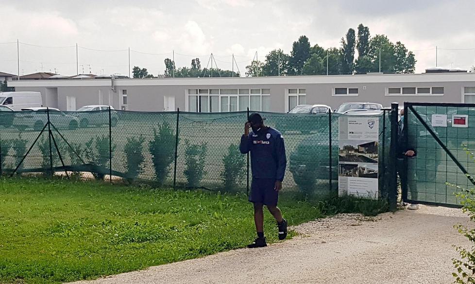 Balotelli, triste parabola Si presenta per allenarsi ma il Brescia lo caccia via