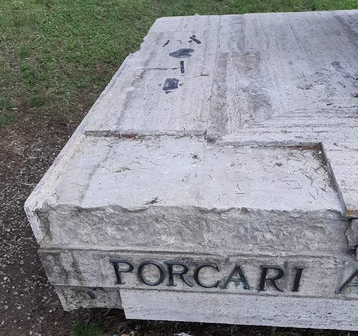 Vandali ancora scatenati a Porcari contro il monumento ai Caduti 