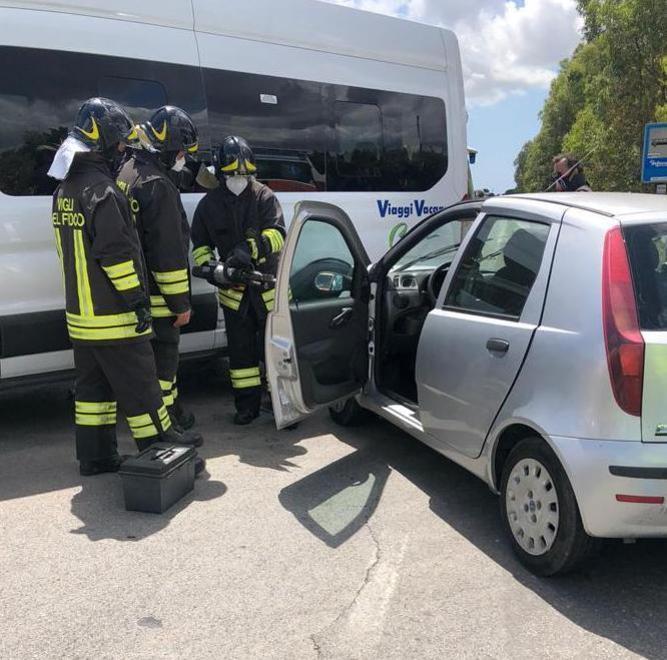 Scontro auto-pulmino Il bilancio è di tre feriti 