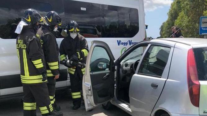 Scontro auto-pulmino Il bilancio è di tre feriti