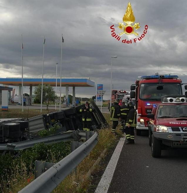 Abbatte guard-rail e spalletta Resta illeso 
