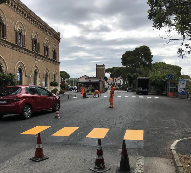 Finalmente sui dissuasori ecco le strisce bianche e gialle 