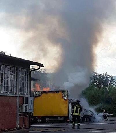 Furgone va in fiamme nella zona artigianale