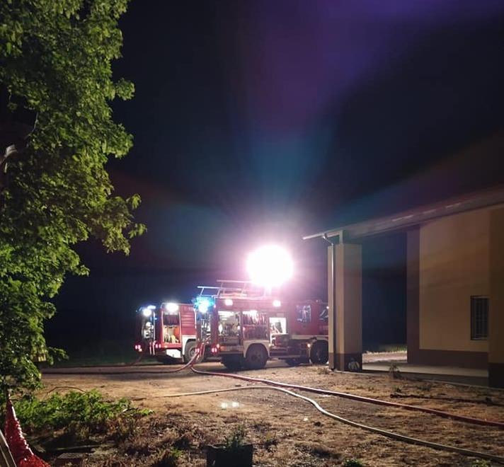 Un casolare disabitato brucia nella notte Vigili al lavoro per ore