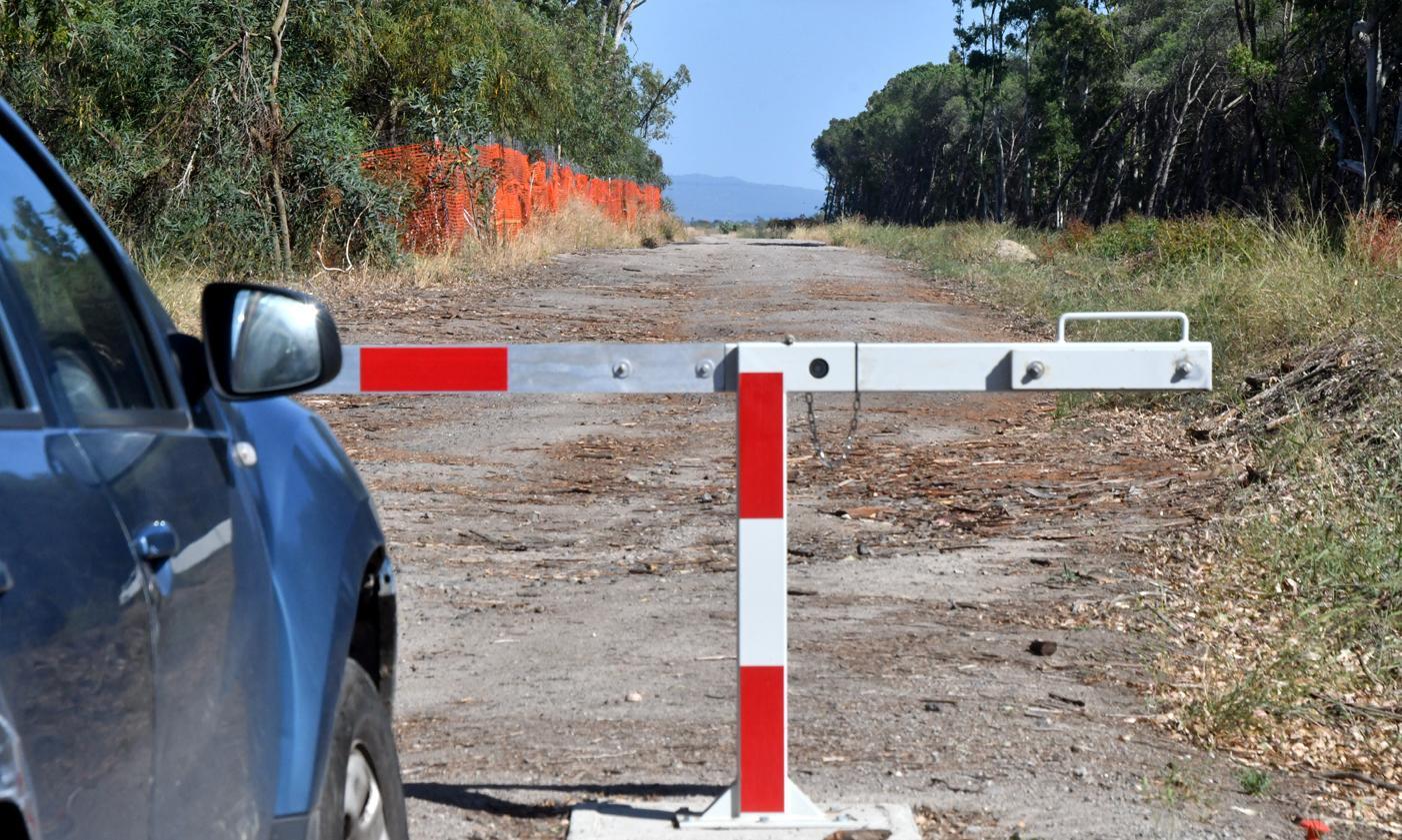 Strada e spiaggia sempre sbarrate