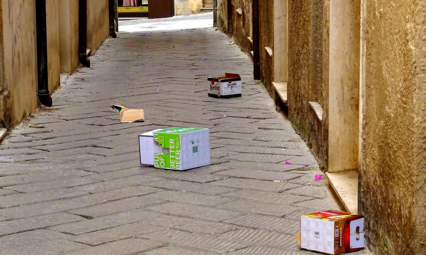 Centro invaso da scatole di cartone
