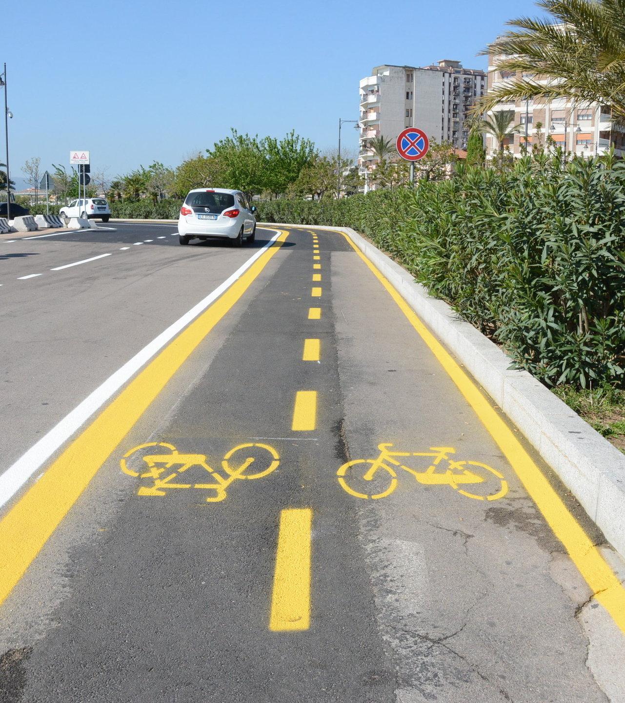 Chilometri di strisce gialle per una città da pedalare 