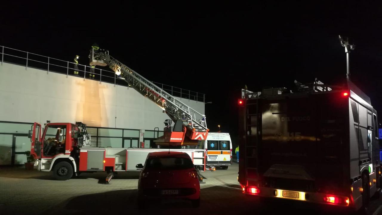 Il capannone con i vigili del fuoco al lavoro