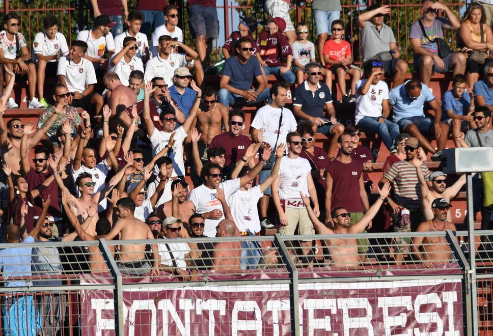Il tifo organizzato del Pontedera in gradinata allo stadio Ettore Mannucci