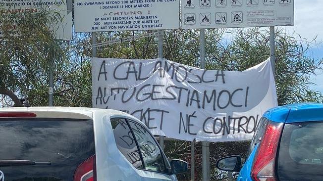 Floyd, a Cagliari uno striscione contro la polizia