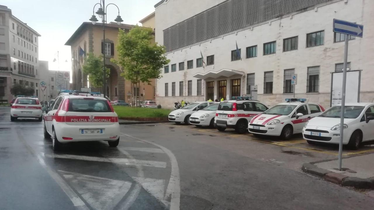 L'inizio del blitz della polizia municipale di Livorno