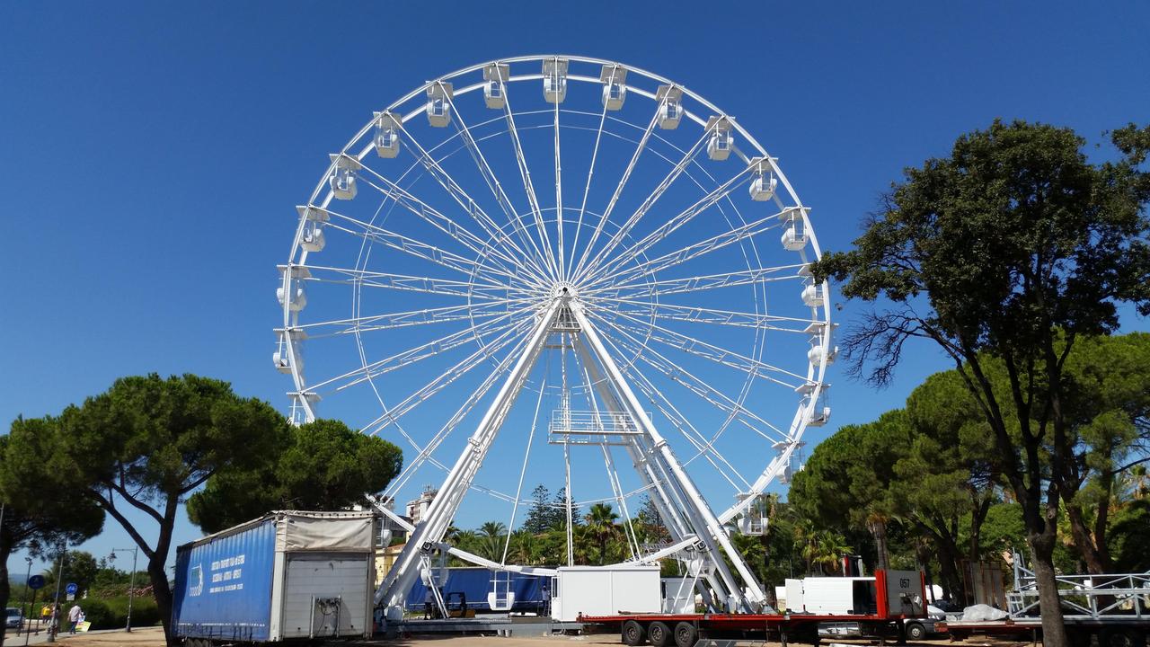 La ruota panoramica di Olbia: una simile sorgerà anche a Cagliari