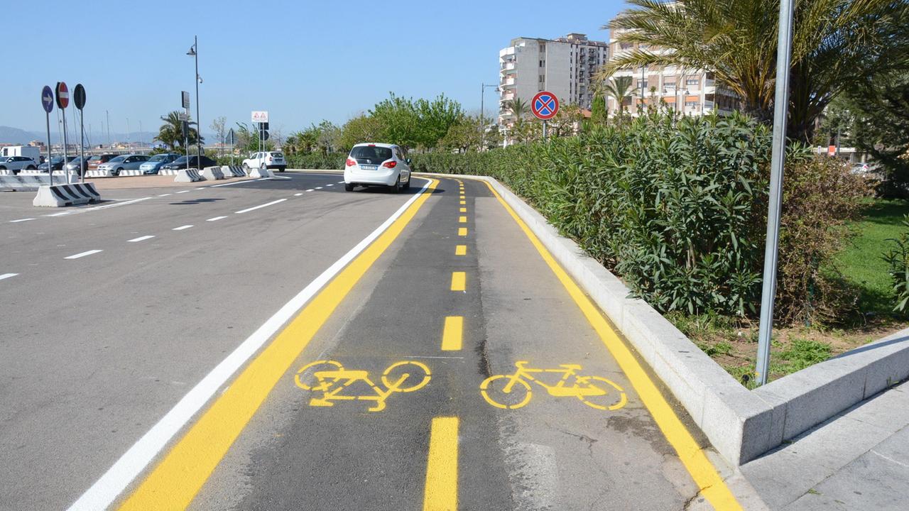 Olbia diventa ciclabile: in viale Aldo Moro auto a 30 km orari, via i parcheggi e arrivano le telecamere