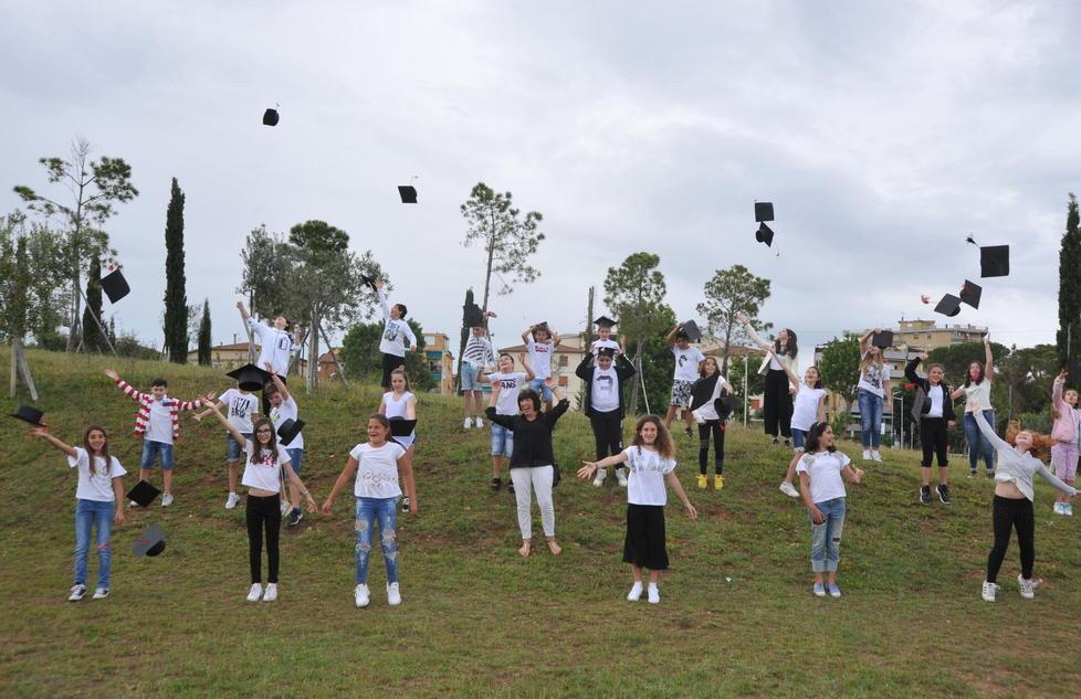 Tanti aquiloni per salutare Elena, la maestra speciale 