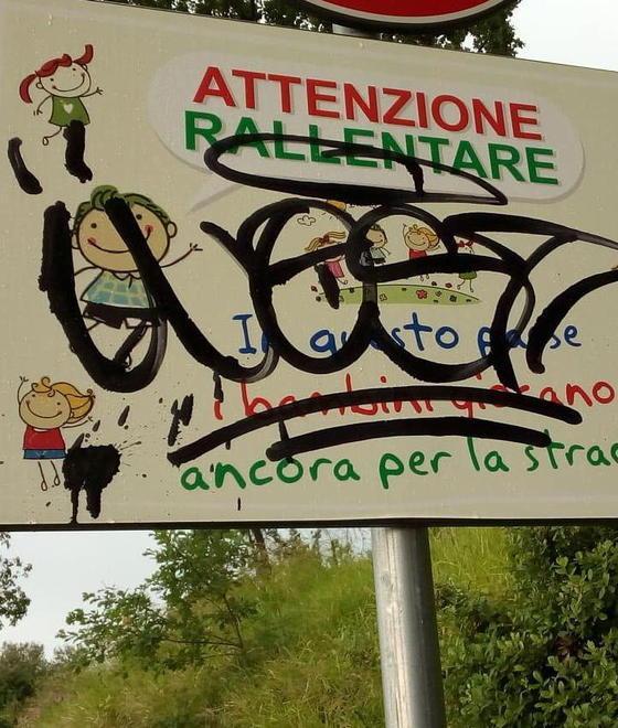 Vandali imbrattano i cartelli stradali