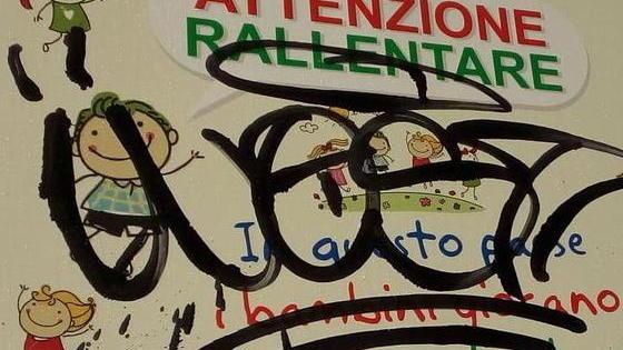 Vandali imbrattano i cartelli stradali