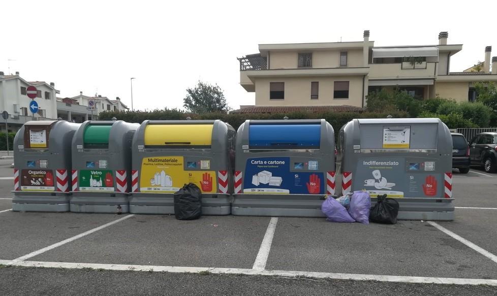 Gli incivili della spazzatura Sacchi abbandonati a terra