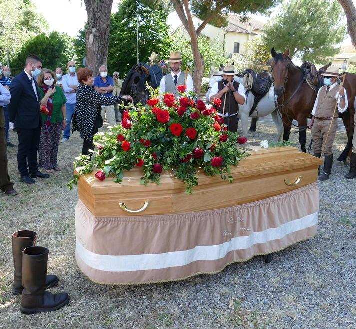 Con i butteri e il suo cavallo l’ultimo saluto al Conte Mai 
