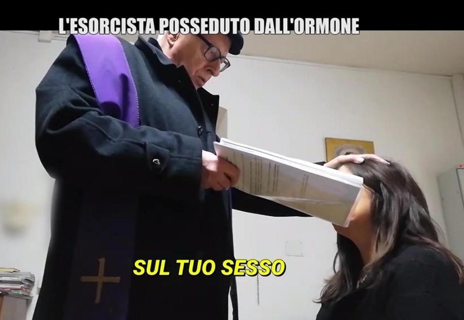 Quella mano sulle parti intime per scacciare vudù e macumba