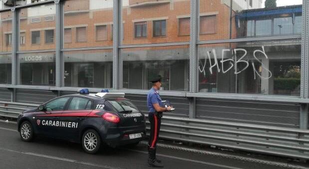 Imbrattano con scritte la barriera antirumore: denunciati tre giovani