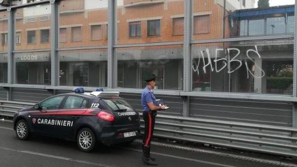 Imbrattano con scritte la barriera antirumore: denunciati tre giovani