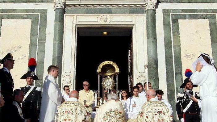 Nessuna processione in centro ma il Corpus Domini si celebra