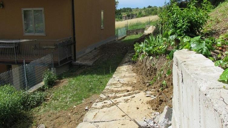 Violentissimo temporale fa crollare 25 metri di muro in cemento