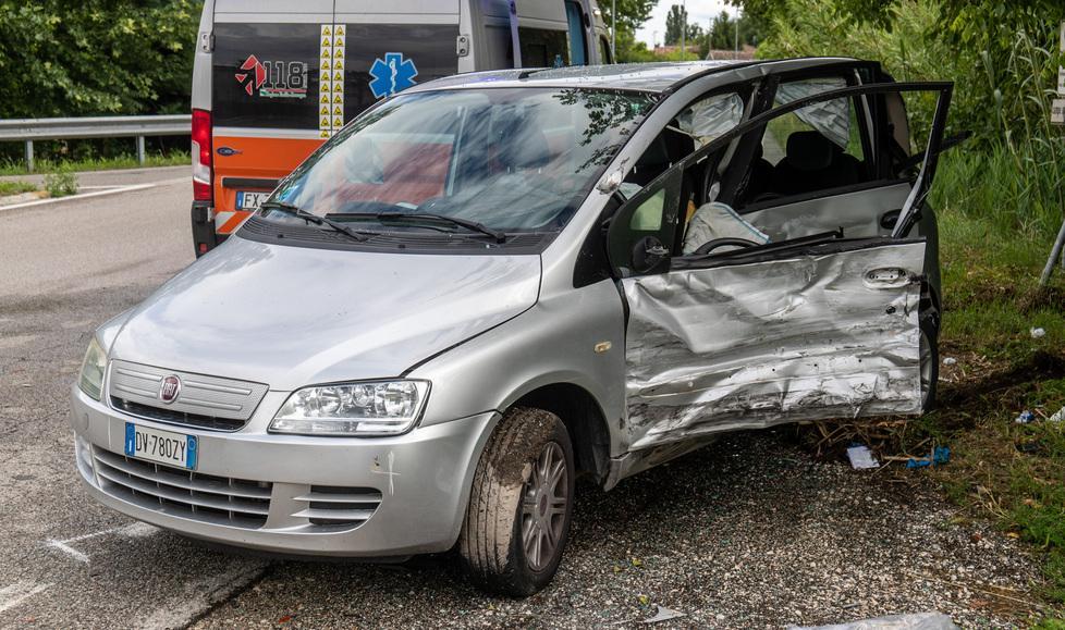 Scontro in via Zenzalino tra furgone e Multipla Due feriti al Sant’Anna
