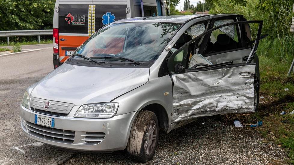Scontro in via Zenzalino tra furgone e Multipla Due feriti al Sant’Anna