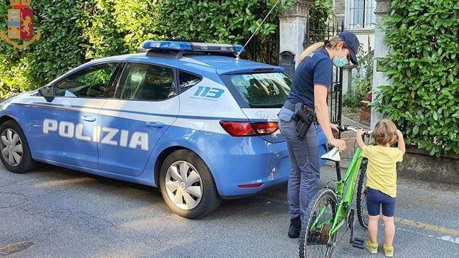 Rubano la bici a una bambina la polizia gliela riporta a casa