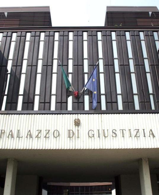 Due sorelle accusate di stalking da madre e figli vicini di casa 
