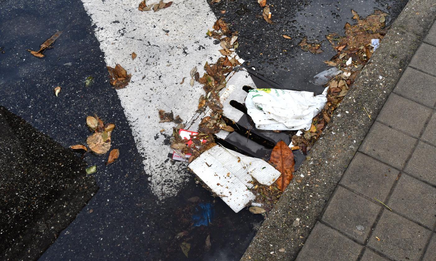 Tombini tappati, la città si allaga