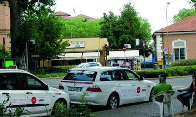 Carpi, colpisce il collega a sportellate. I taxisti in sciopero «Quello va fermato» 