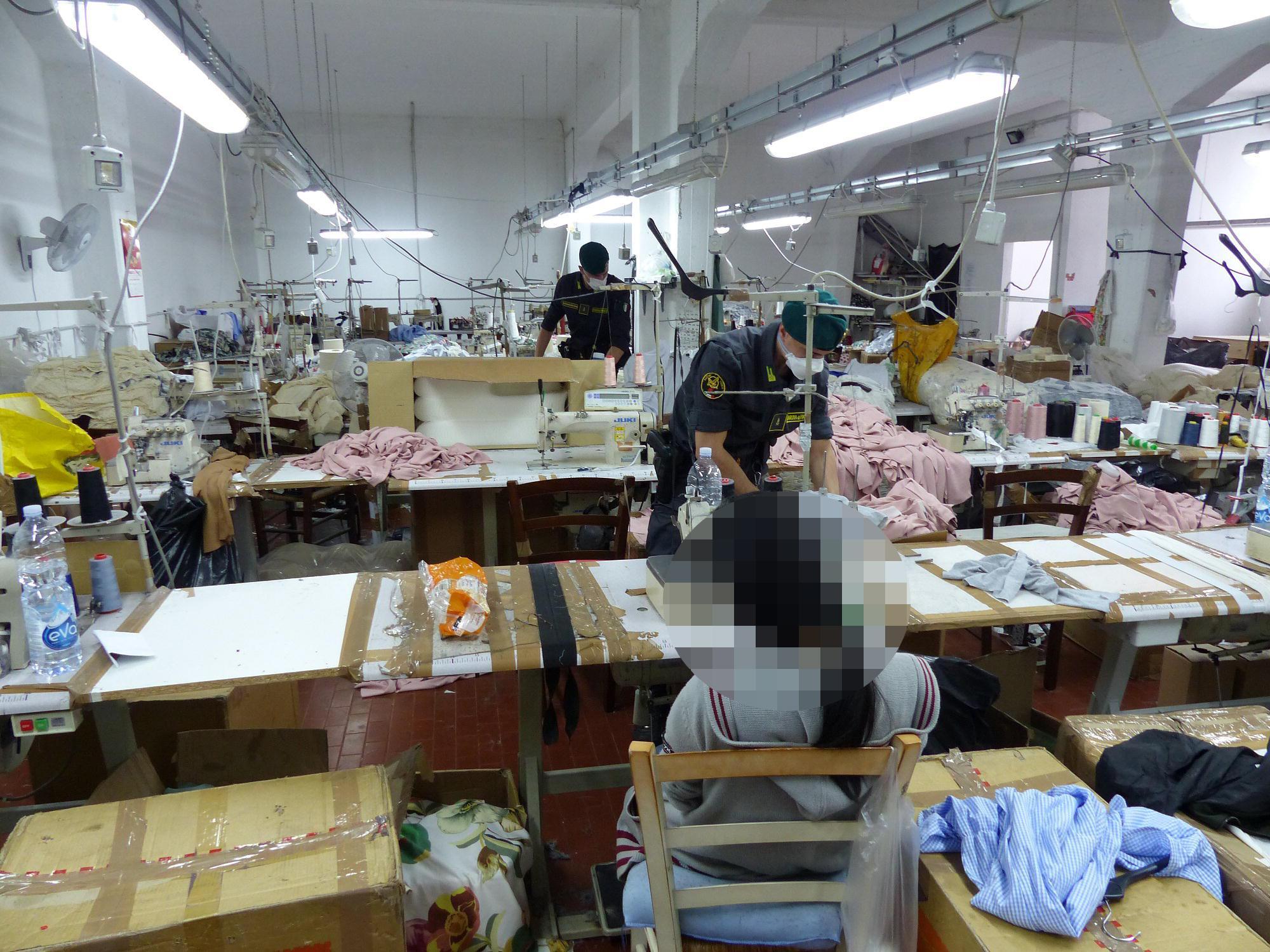 Un blitz in un’azienda tessile pratese in una foto d’archivio